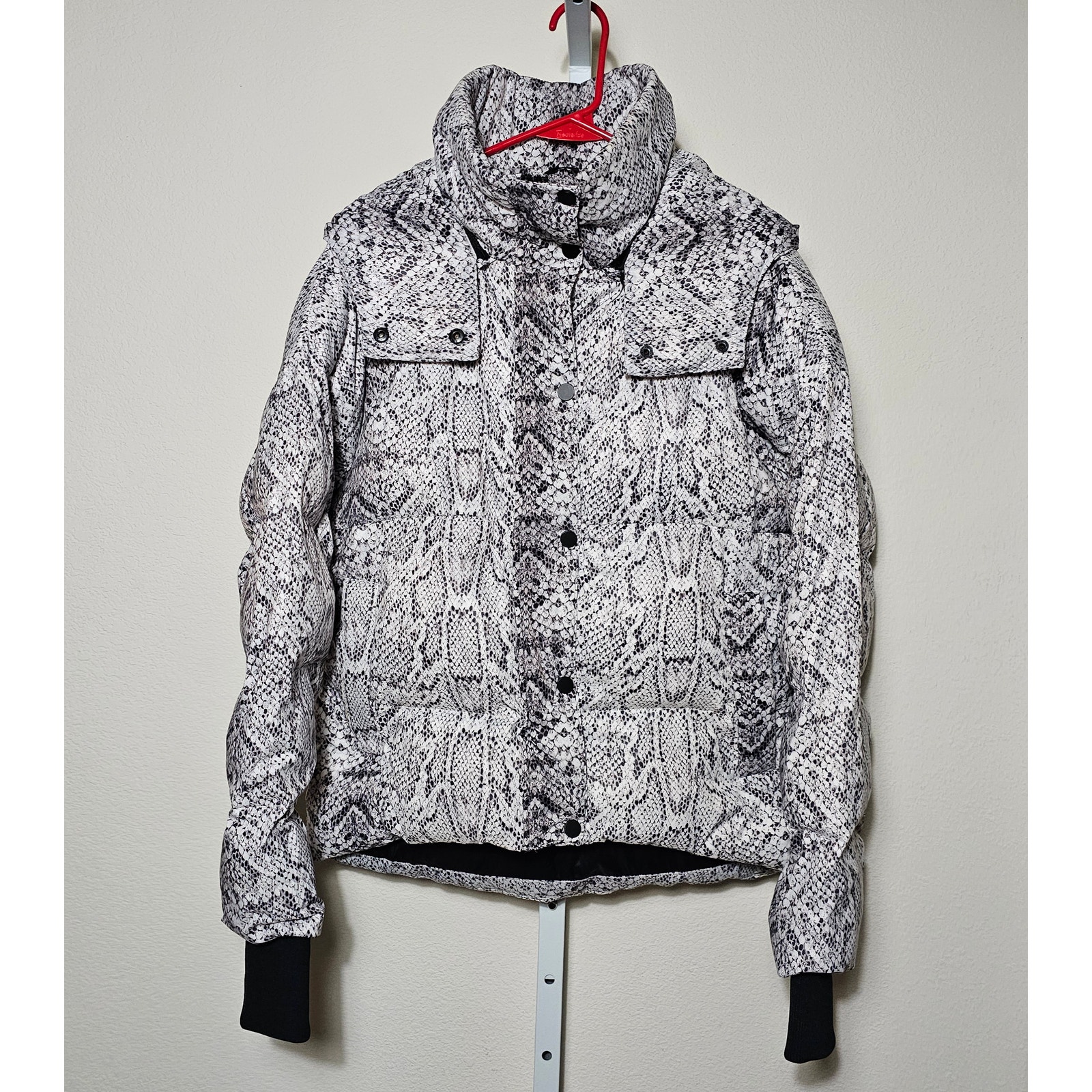 Varley Women's Highland Contrast Snake Print Button Zip Hood Puffer Jacket Sz M